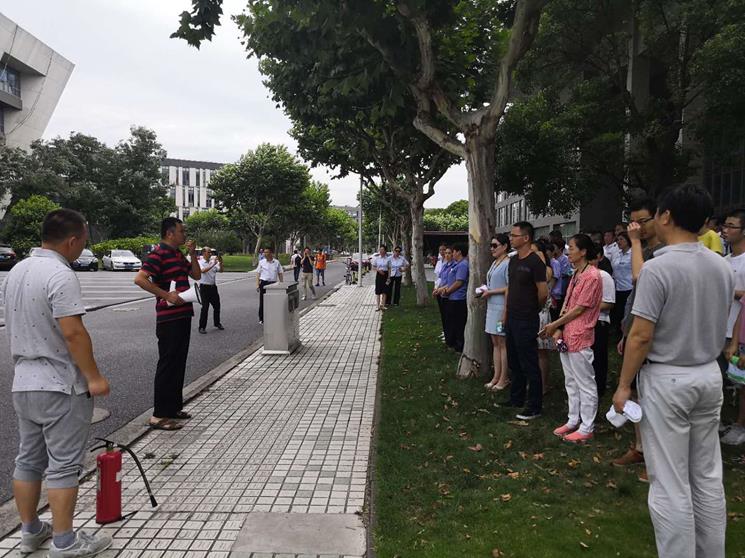 学院师生学习消防器材操作训练流程及消防知识