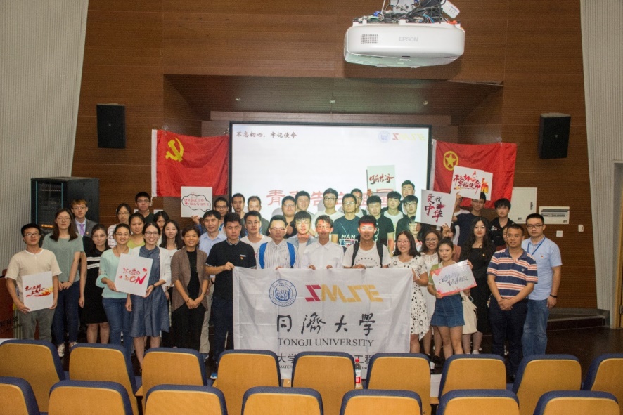 评委、参赛选手以及工作人员合照